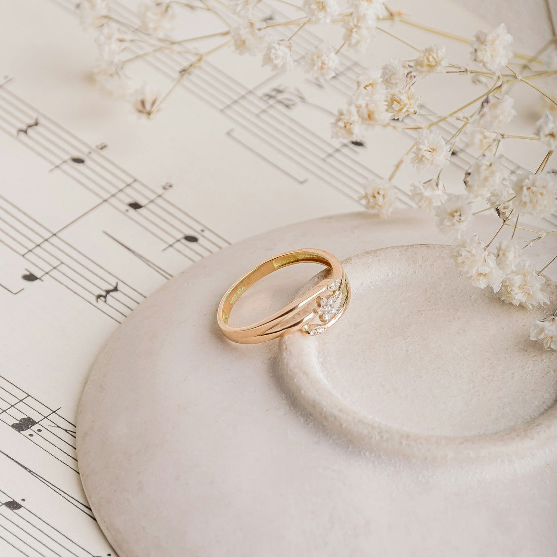 Diamond Bangles: Sizing, Hinged vs Solid and Everyday Comfort